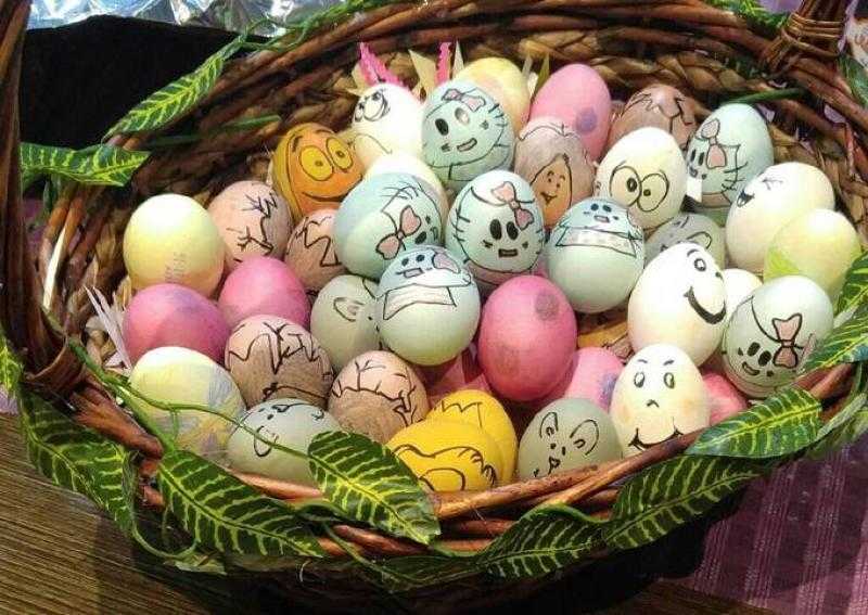فرحي أطفالك.. طريقة عمل البيض الملون بألوان طبيعية من مطبخك