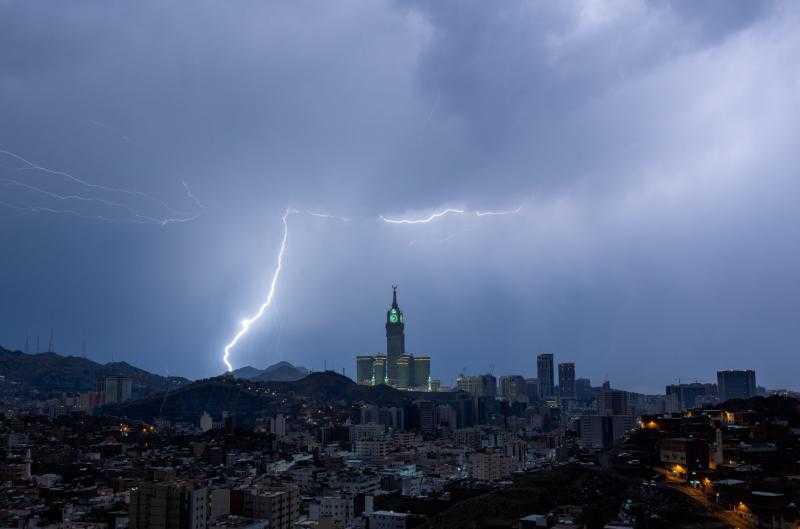 عاجل.. السعودية تطلق الإنذار الأحمر في الرياض بسبب سوء الأحوال الجوية