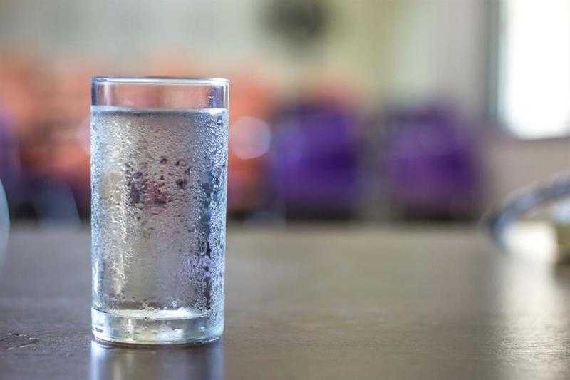 مخاطر شرب الماء البارد في فصل الصيف